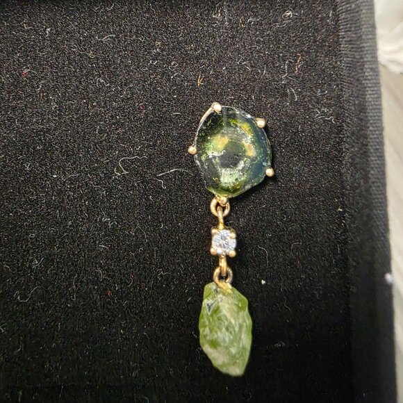 Emerald mini moon drop earring - Picture 3 of 3